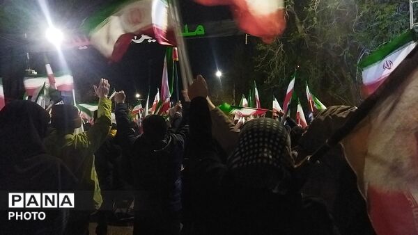 حضور وطن دوستان  نیشابوری زیر باران رحمت در سی و هشتمین شب از اجتماعات مردمی 