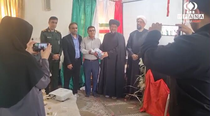 آیین «لاله‌های روشن» در دبیرستان عصمتیه شهرستان گناوه
