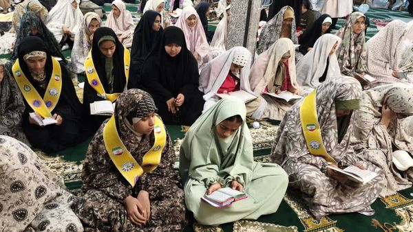 نوجوانان دختر در اعتکاف؛ لحظاتی سرشار از نماز و معنویت