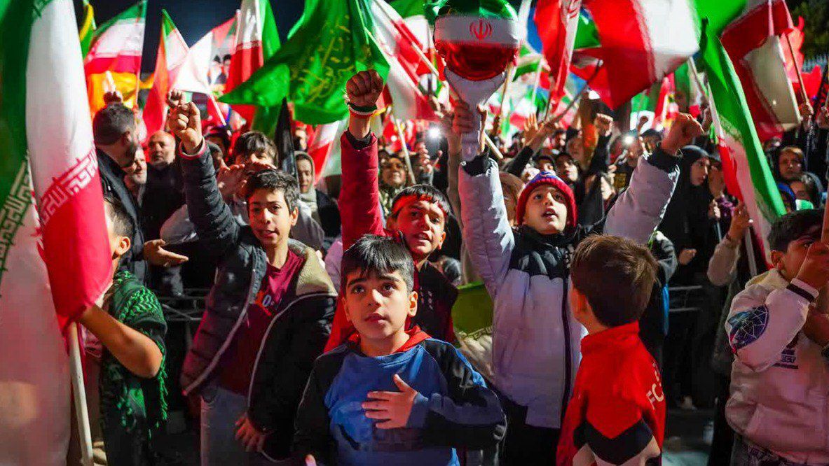 اشک و حماسه زیر یک علم