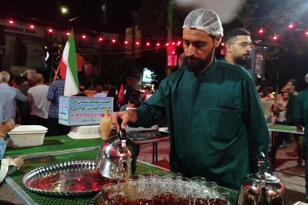 در یاد ۱۶۸ شهید، در خدمت عزاداران؛ حضور پررنگ چایخانه حضرت زهرا در اجتماع ۱۶۸ شب نیشابور