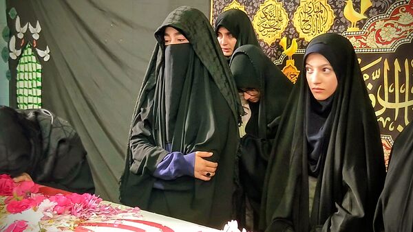 تشییع پیکر شهید گمنام در دبیرستان احمدی روشن شهرستان فردیس 