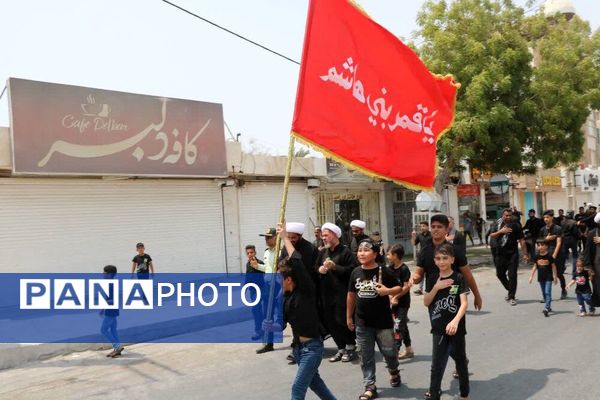 دسته‌روی عزاداران شهرستان بندرخمیر در آیین تاسوعای حسینی
