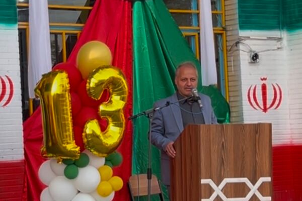 دانش‌آموزان دبستان معمارزاده در سیزده آبان