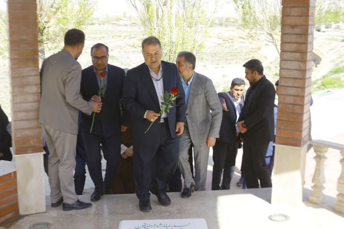 حضور مسئولان ارشد در مزار شهید گمنام فیروزکوه؛ تجلیل از مقام شامخ شهدا