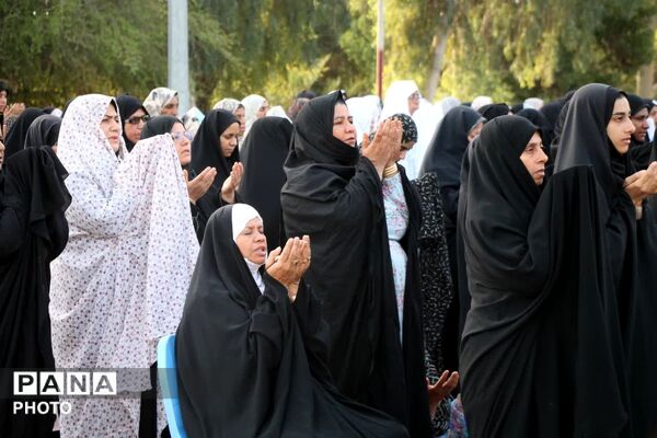 طنین نماز عید قربان در بقعه متبرک امامزاده شاه قطب‌الدین حیدر (ع) رودان