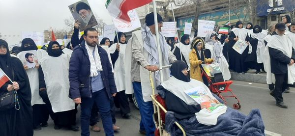 حضور دانش‌آموزان مدرسه شاهد ارض اقدس ناحیه ۳ در راهپیمایی ۲۲ بهمن