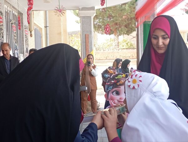 طلوع شکوفه‌های امید در دبستان امین زاده فاروج 