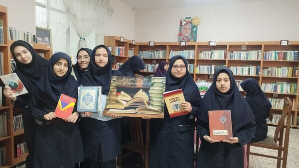 صدای ورق زدن کتاب، نوای دبیرستان شاهد تکتم در هفته کتاب