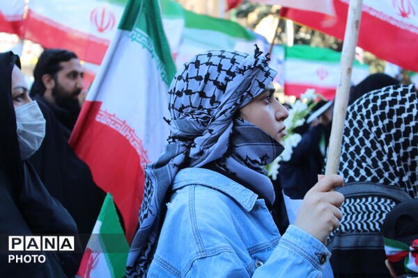  نوجوانان در صف نخست اجتماع مردمی چهلم رهبر شهید