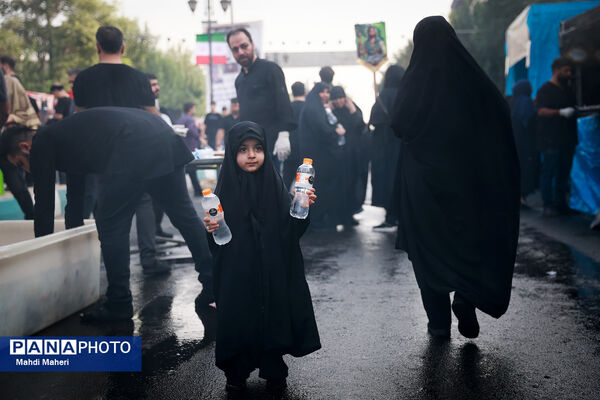 حضور نوجوانان در مراسم پیاده‌روی جاماندگان اربعین حسینی