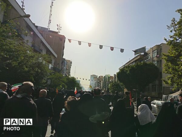 دریای جمعیت در خیابان‌های منتهی به مصلای امام خمینی(ره)