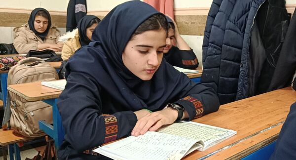 آزمون تلاوت قرآن دانش‌آموزان دبیرستان تیمسار فلاحی ناحیه یک کرج 