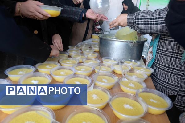 پخت شله زرد نذری در دبیرستان شاهد شهید قاسم سلیمانی