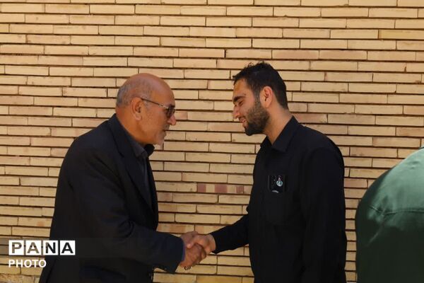 دیدار مسئولین با خانواده ی شهیده فاطمه موحدان