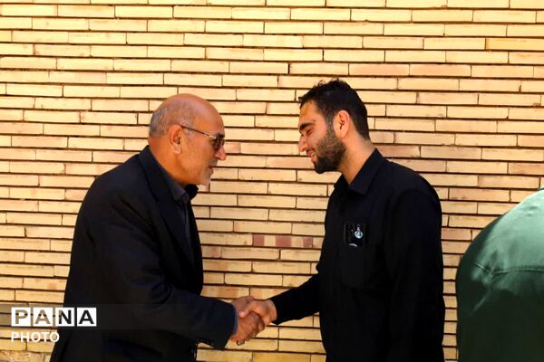 دیدار مسئولین با خانواده ی شهیده فاطمه موحدان