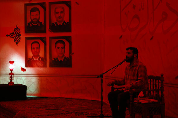 مراسم بزرگداشت شهیدان خدمت در دبیرستان متوسطه دوم امام صادق(ع)