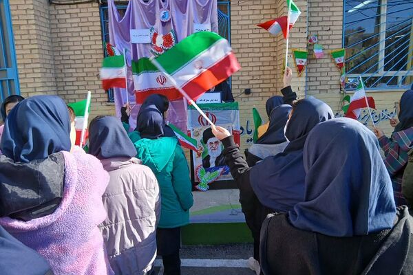 جشن دهه فجر در دبیرستان آزاده رودهن 
