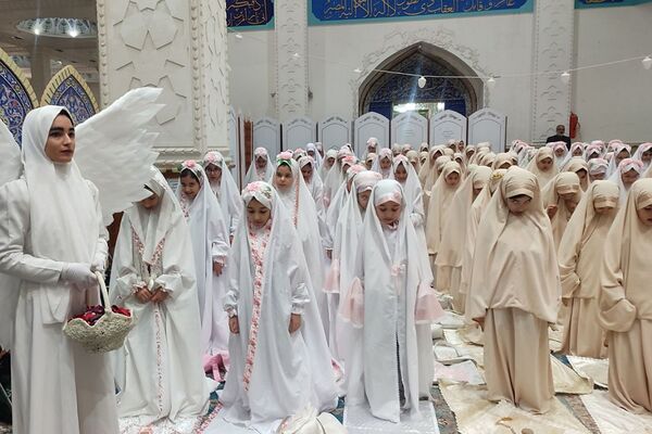 برگزاری مراسم جشن تکلیف دانش‌آموزان دبستان نیلوفر رفیعی ناحیه دو شهرری 