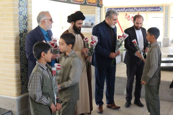 مدرسه باقرالعلوم (ع) فیروزکوه میزبان مراسم پرشور گلباران مزار شهدا با حضور مسئولان شد