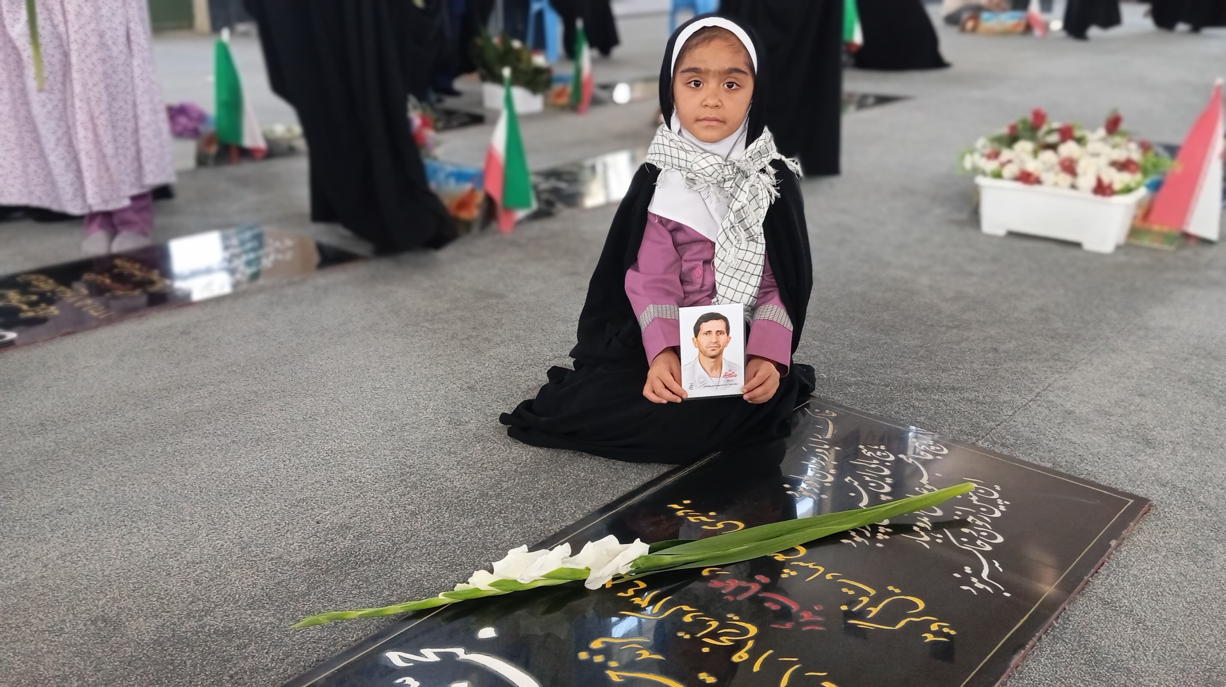 میهمانی لاله‌ها در شهرستان بن با حضور دانش‌آموزان 