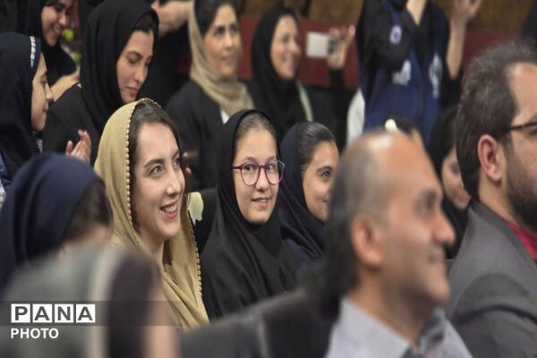 مراسم اعطای نشان سمپاد به دانش آموزان فرزانگان ورامین