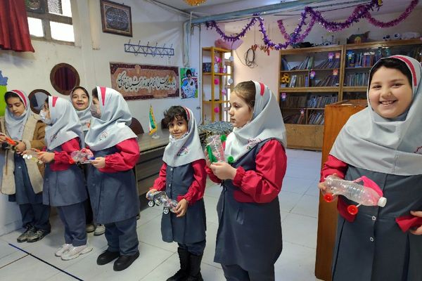 رقابت هیجان انگیز ماشین های بادکنکی در دبستان سارا شهرستان ملارد