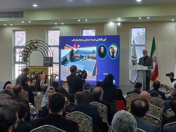 کلنگ نخستین مدرسه زنده‌یاد پیام راهب در قمصر به زمین زده شد