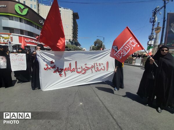برافراشتن پرچم های خونخواهی و یالثارت الخامنه ای توسط مردم همیشه در صحنه مشهد مقدس 