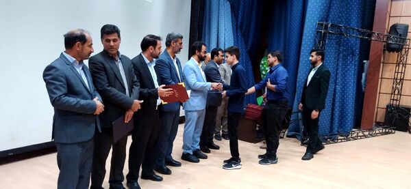 تجلیل از رتبه‌های برتر کنکور در بم