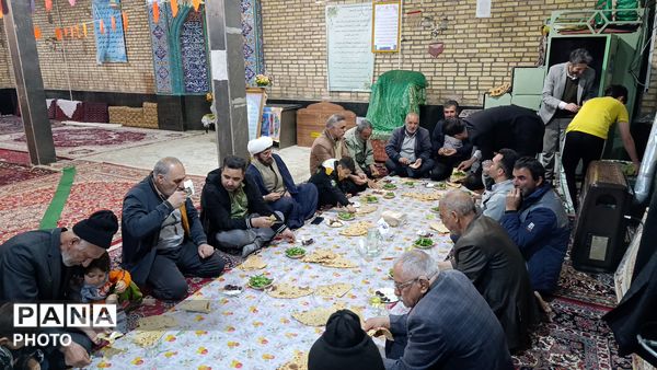 برپایی سفره‌های افطار ساده در شهر سفیددشت 
