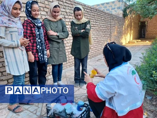 جشن غدیرخم توسط تیم‌های سحر هلال احمر در روستای زلزله‌زده محمدیه