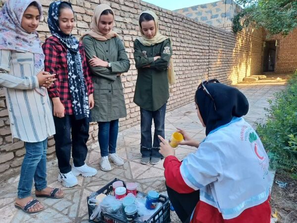 جشن غدیرخم توسط تیم‌های سحر هلال احمر در روستای زلزله‌زده محمدیه