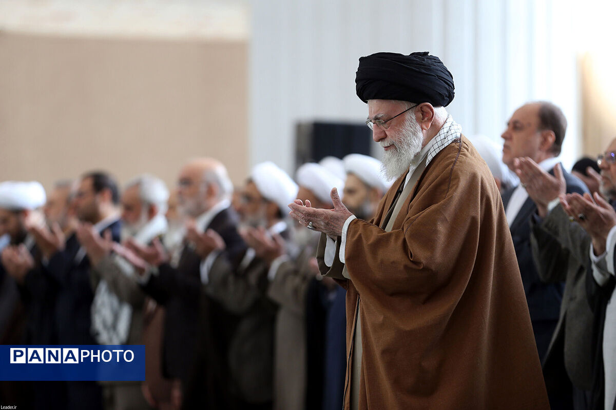 اقامه نماز عید فطر به امامت مقام معظم رهبری