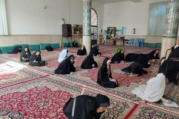 اعتکاف دختران دانش‌آموز شهر سورمق