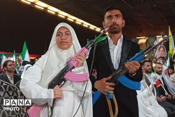 جشن ازدواج ۱۴ زوج جوان در میدان معلم شیراز