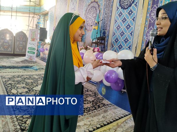 دکلمه‌خوانی دانش‌آموزان در مقابل مادران شهرستان قدس به‌مناسبت روز مادر