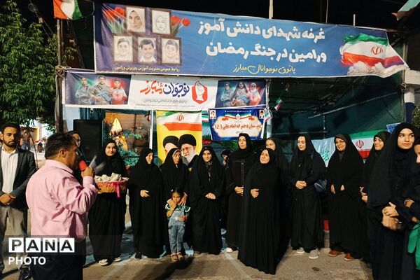 حضور پرشور دانش‌آموزان دبیرستان امام علی(ع) متوسطه اول در غرفه شهدای دانش‌آموز ورامین