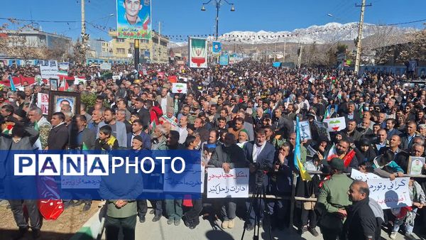 مشت‌های درهم گره خورده دانش‌آموزان کهگیلویه و بویراحمد در راهپیمایی ۲۲ بهمن