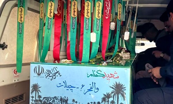 وداع دانش‌آموزان هنرستان الزهرا با پیکر مطهر شهید گمنام