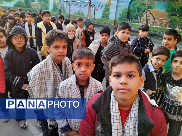 تقدیر دانش‌آموزان یک مدرسه در قم از پدر شهید کریمی