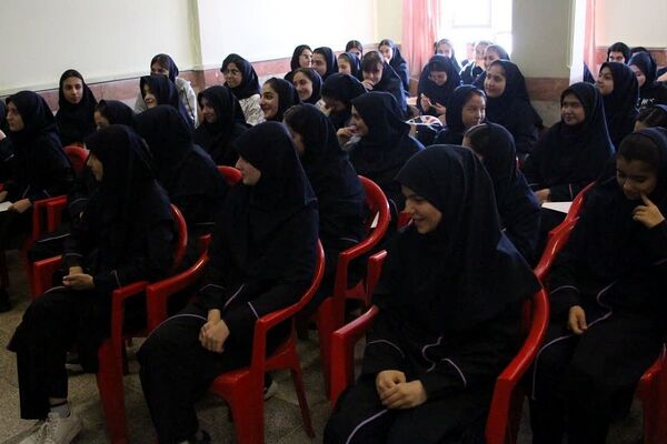 بازدید امام جمعه و مسئولان رودهن از دبیرستان آیت‌الله طالقانی رودهن 