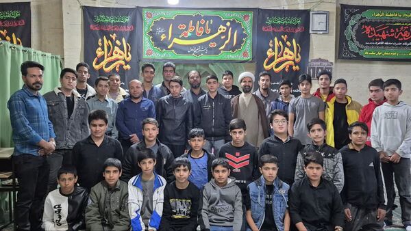 حضور معنوی دانش‌آموزان دبیرستان شهید فلاحتی در مراسم ایام فاطمیه در مسجد جامع مروست