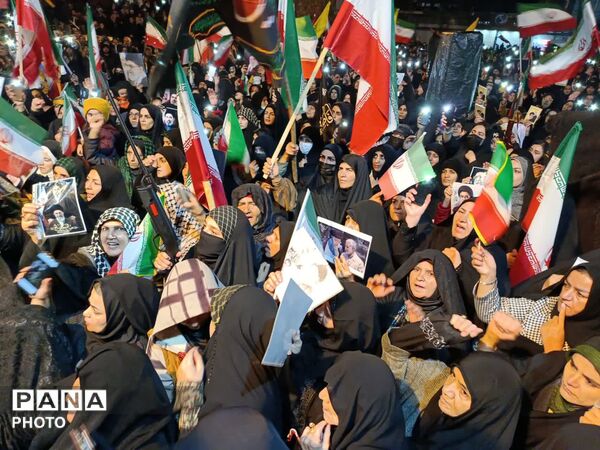 حضور با شکوه قشرهای مختلف مردم دلفان در پانزدهمین اجتماع شبانه در میدان امام خمینی(ره)