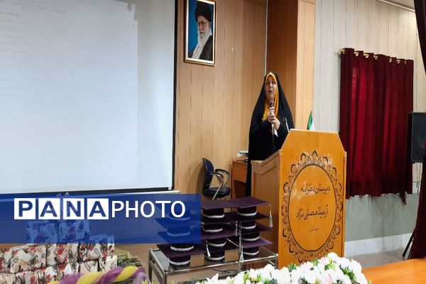 مراسم تجلیل از همیار معلم‌های نمونه دبیرستان آرمیتا مصلی نژاد