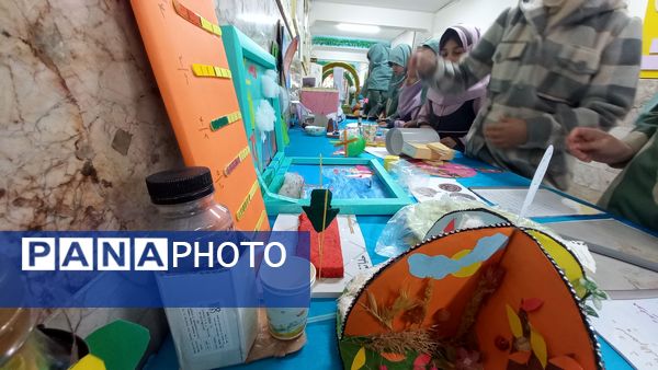 نمایشگاه هفته پژوهش در دبستان شاهد تحقیقی ناحیه ۶ مشهد مقدس