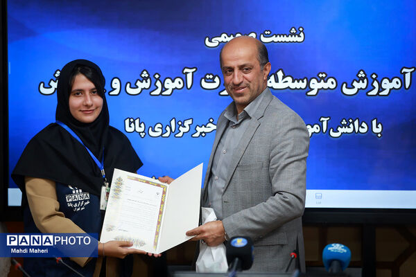 نشست صمیمی معاون آموزش متوسطه وزارت آموزش و پرورش با دانش‌آموز خبرنگاران خبرگزاری پانا