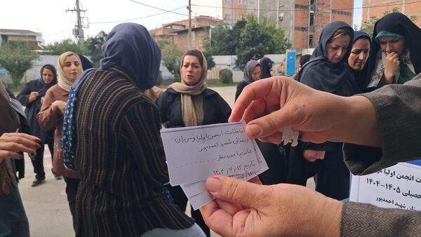 جلسه انتخابات انجمن اولیا و مربیان در دبستان شهید احمدپور قائمشهر