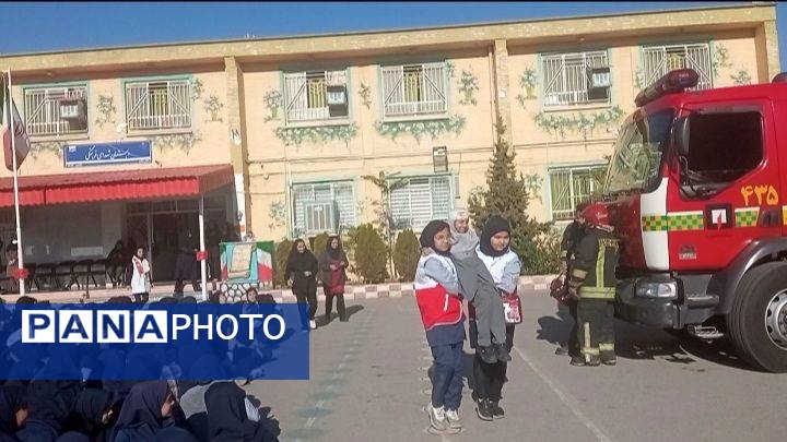 برگزاری بیست و ششمین مانور زلزله در دبستان شهدای فرهنگی