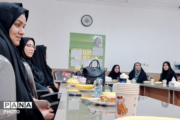  آیین کاشت نهال امید به یاد شهدای دانش‌آموز جنگ رمضان در دبیرستان فتح المبین شهرری 